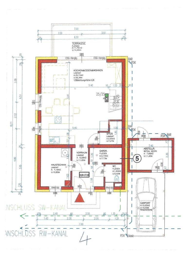 Grundriss des Erdgeschosses mit offener Wohnküche, Terrasse und Carport.