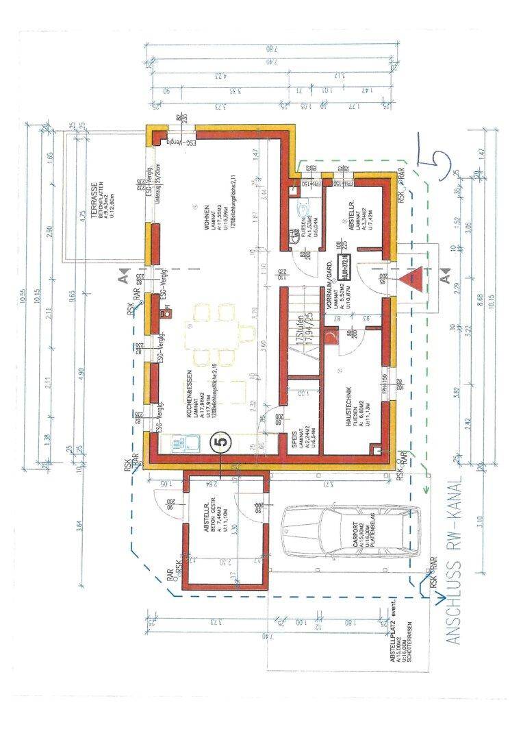 Grundriss des Erdgeschosses mit offener Wohnküche, Terrasse und integriertem Carport.