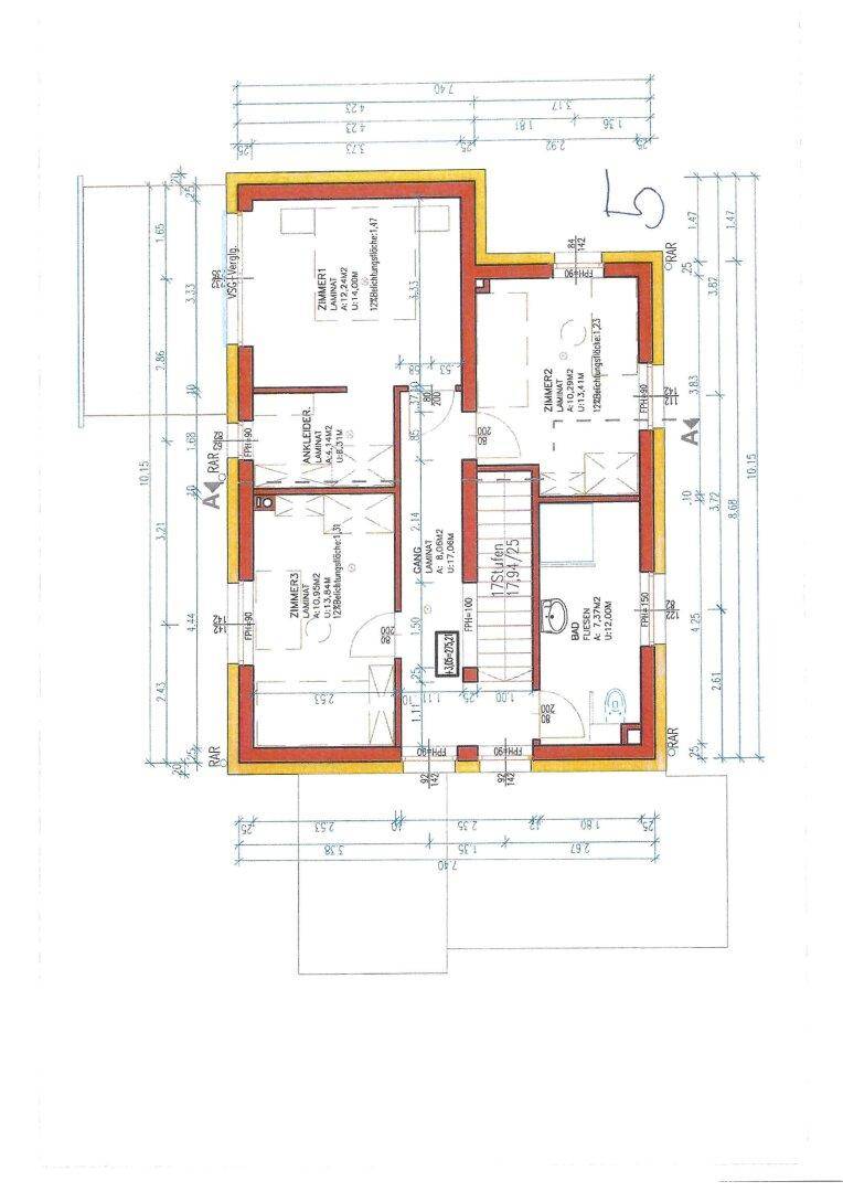 Grundriss des Obergeschosses mit drei Schlafzimmern, Bad und Ankleidezimmer.
