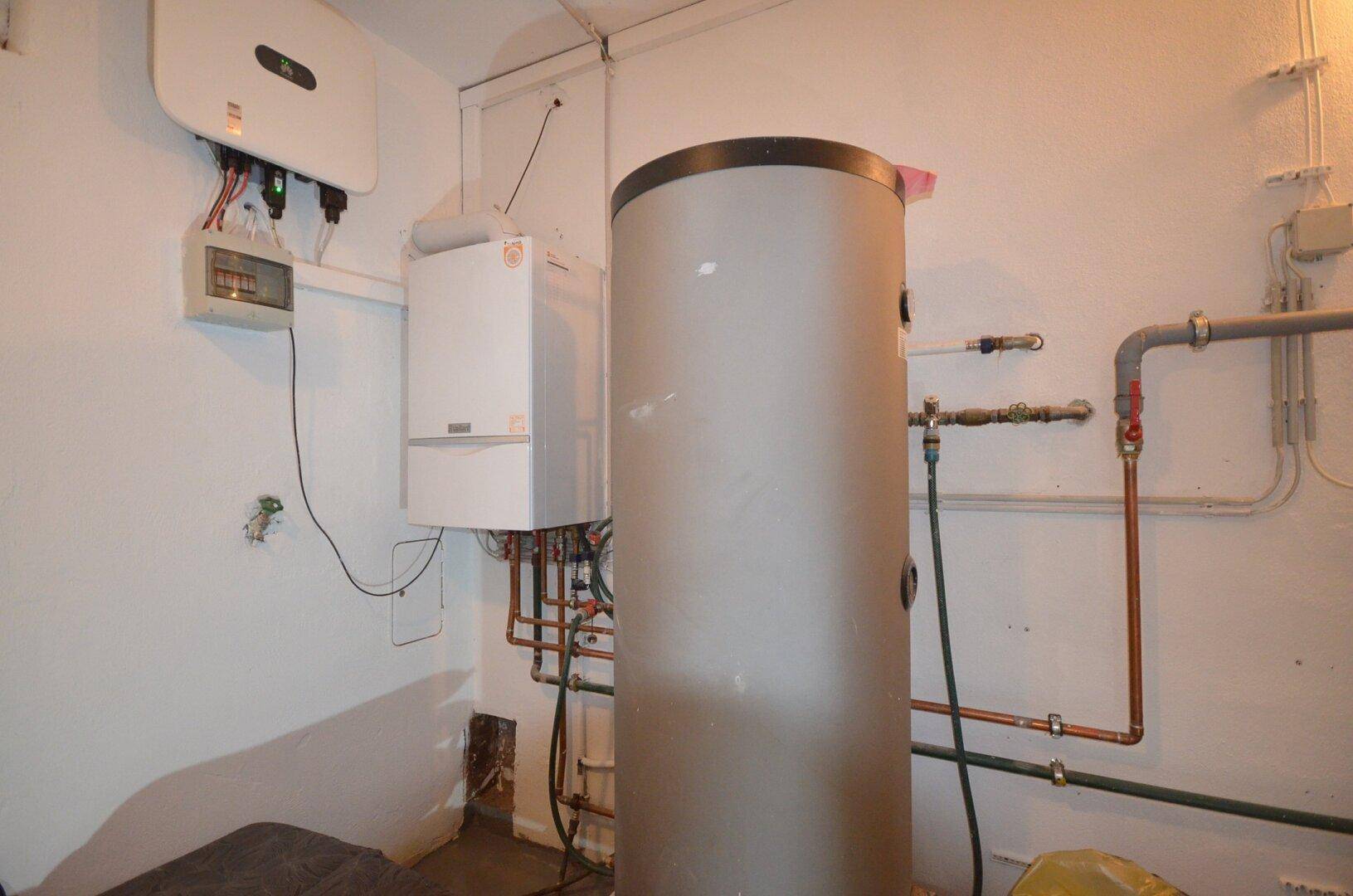 Technikraum mit Heizungsanlage, Warmwasserspeicher und Photovoltaik-Wechselrichter.