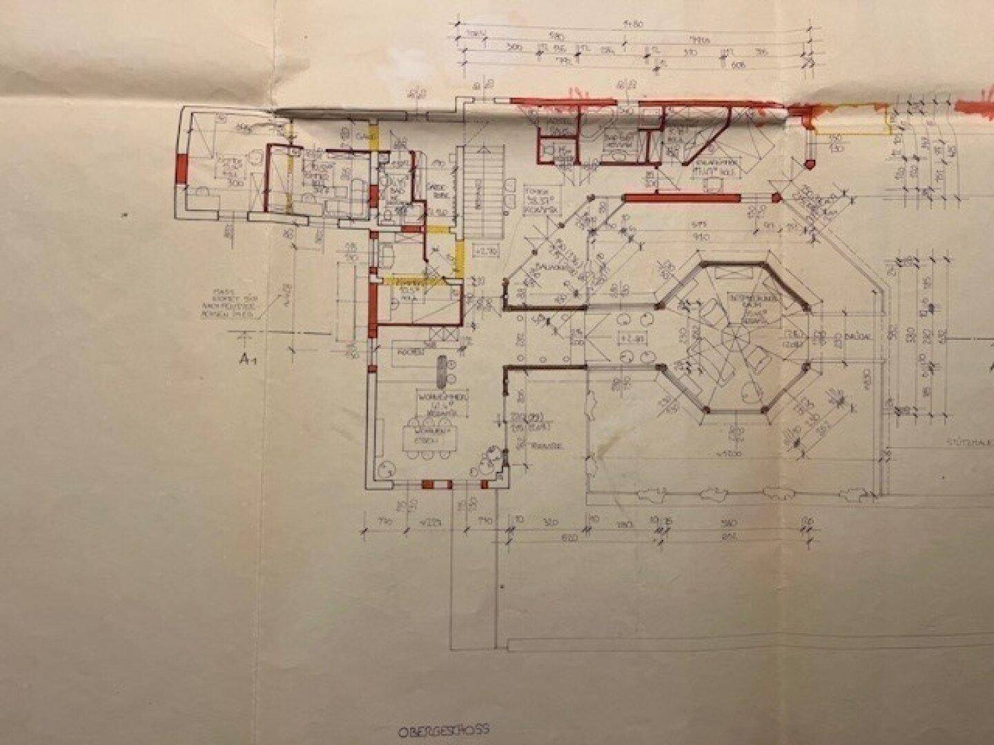 Übersichtlicher Grundriss des Obergeschosses mit Raumaufteilung und architektonischen Details.