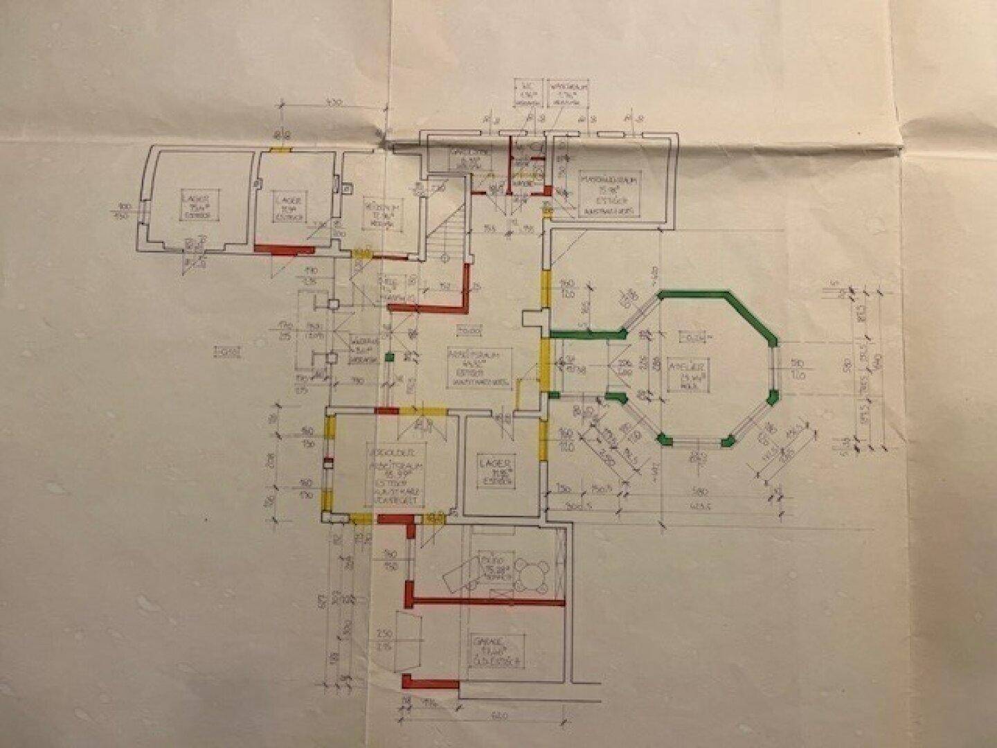 Detaillierter Grundriss mit verschiedenen Räumen und Bemaßungen, teilweise farblich markiert.