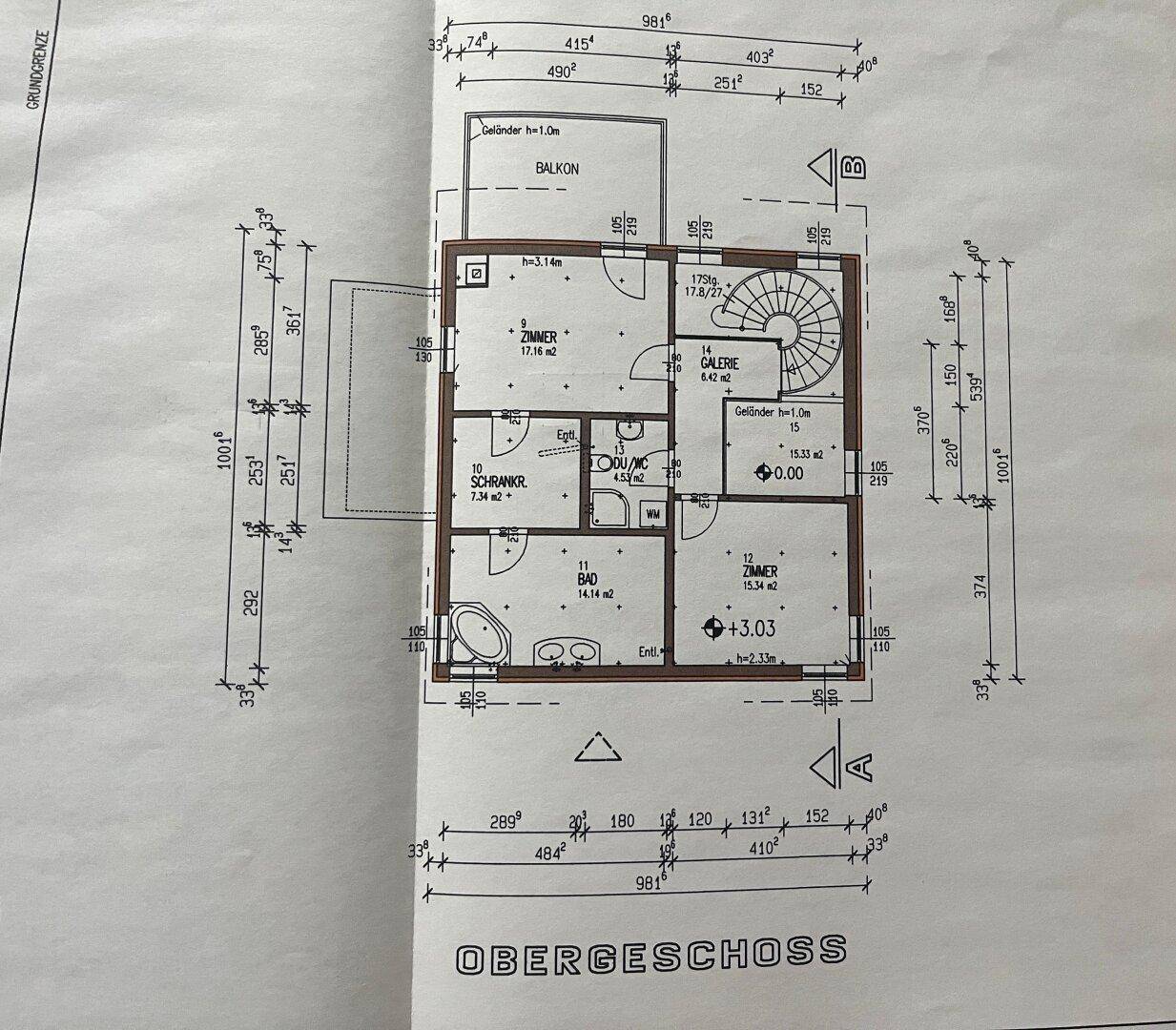 Grundriss des Obergeschosses mit Schlafzimmern, Bad, Galerie und Balkon.
