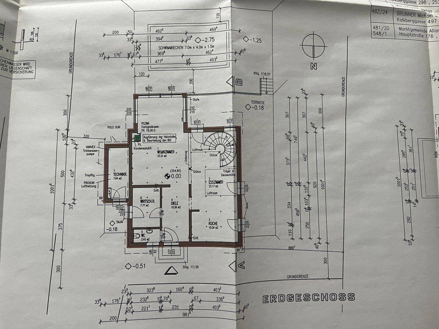 Grundriss des Erdgeschosses mit Küche, Esszimmer, Wohnzimmer und Technikraum.