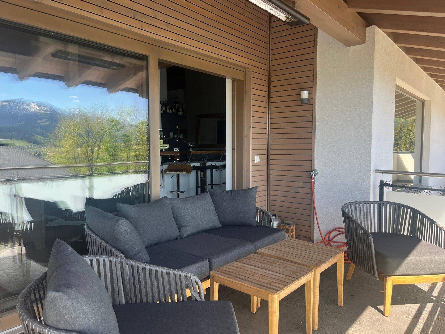 Exklusive Dachgeschosswohnung mit Sonnenterrasse und herrlichem Bergblick - Mehr