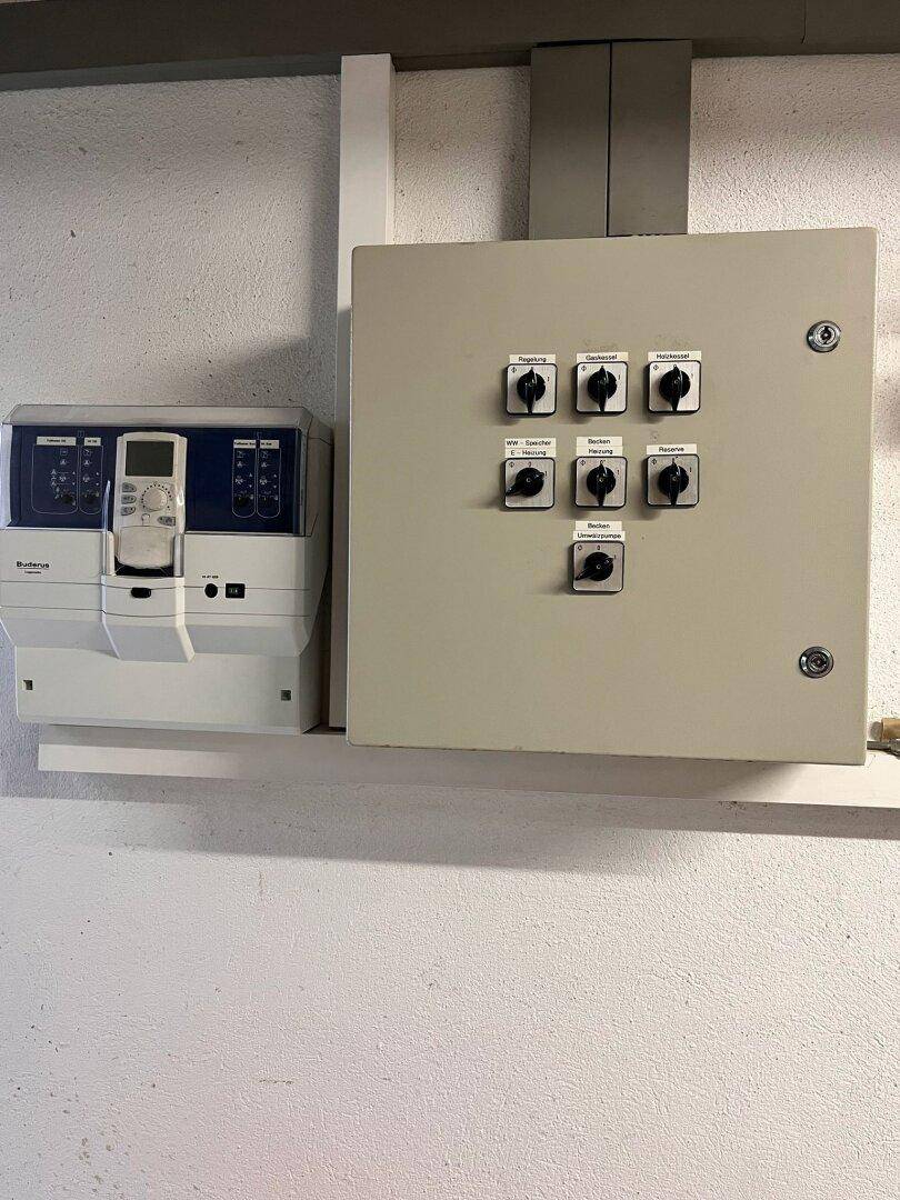 Steuerungseinheit und Schalttafel für die Heizungsanlage in einem Technikraum.