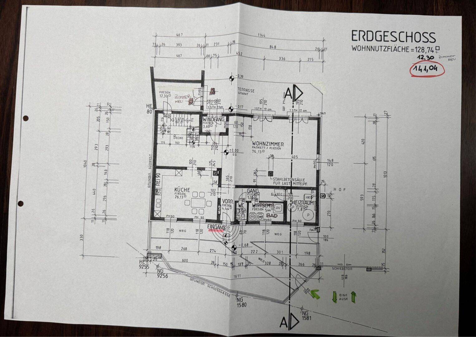 Grundriss des Erdgeschosses mit offenem Wohnbereich, Küche, Schlafzimmer und Terrasse.