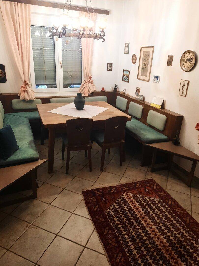 Gemütlicher Essbereich mit Eckbank, Holztisch und traditioneller Einrichtung.
