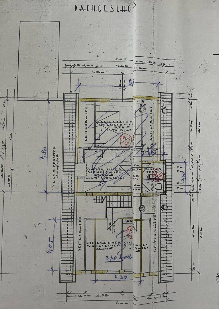 Grundriss des Dachgeschosses mit mehreren Schlafzimmern, Bädern und Dachschrägen.