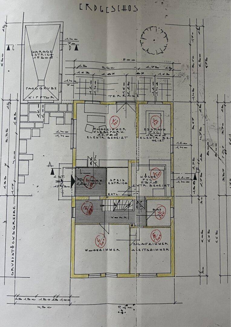 Grundriss des Erdgeschosses mit Terrasse, Gartenbereich, Garage und Kamin.