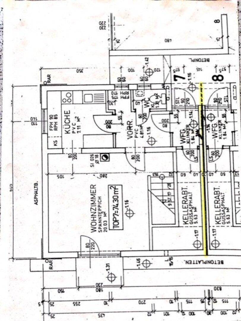 Grundriss des Erdgeschosses mit Küche, großem Wohnzimmer, Vorraum und zwei Kellerabteilen.