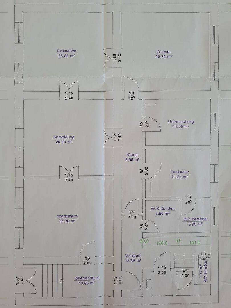 Grundrissplan mit mehreren Räumen, darunter Ordination, Zimmer und Teeküche.
