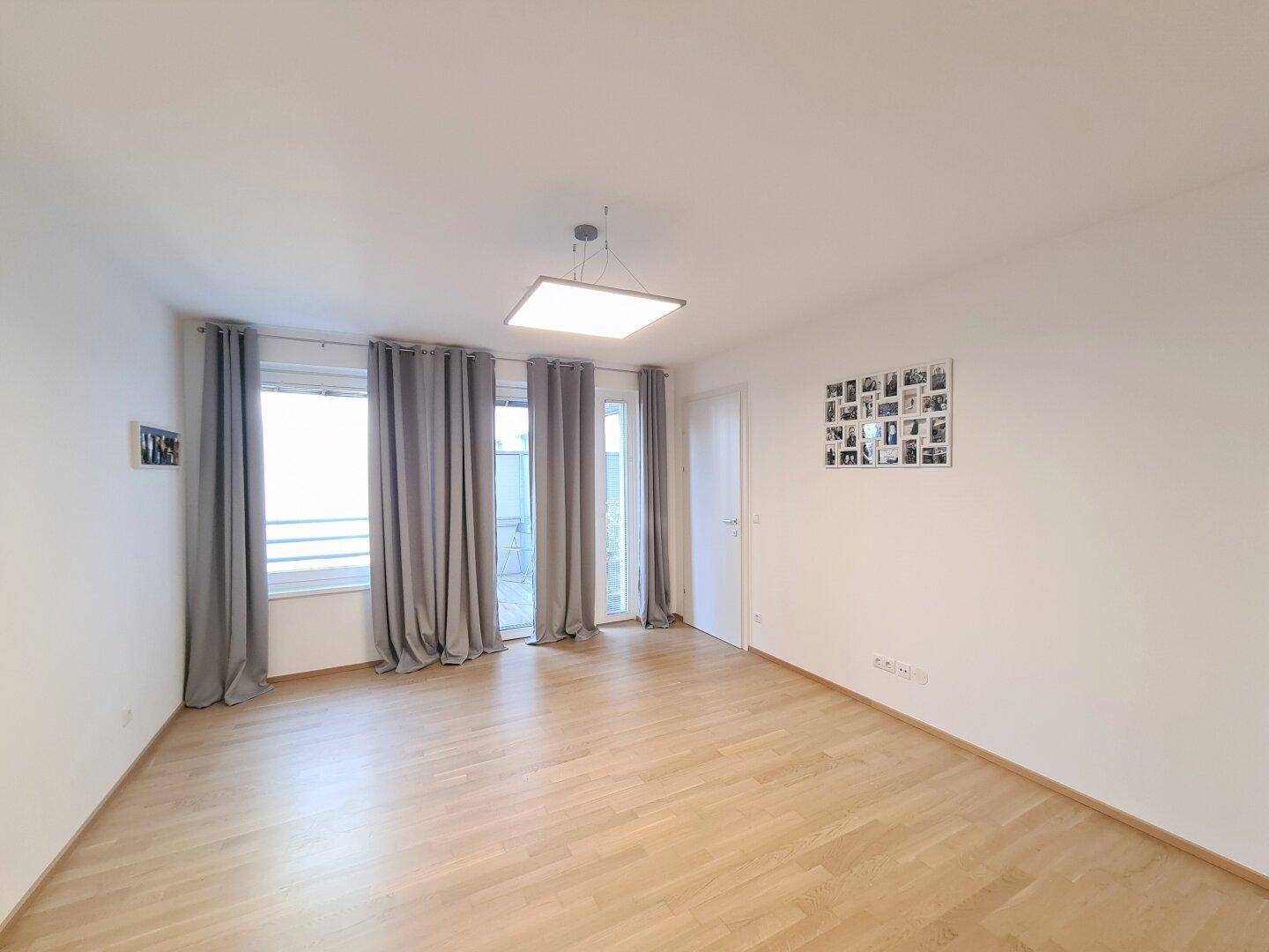 Schlafzimmer mit Zugang zum westseitigen Balkon