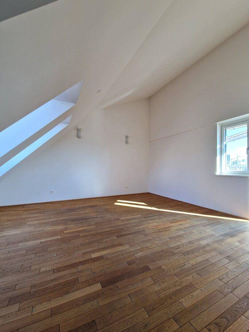 Wohn-/Schlafbereich mit Zugang zur Dachterrasse