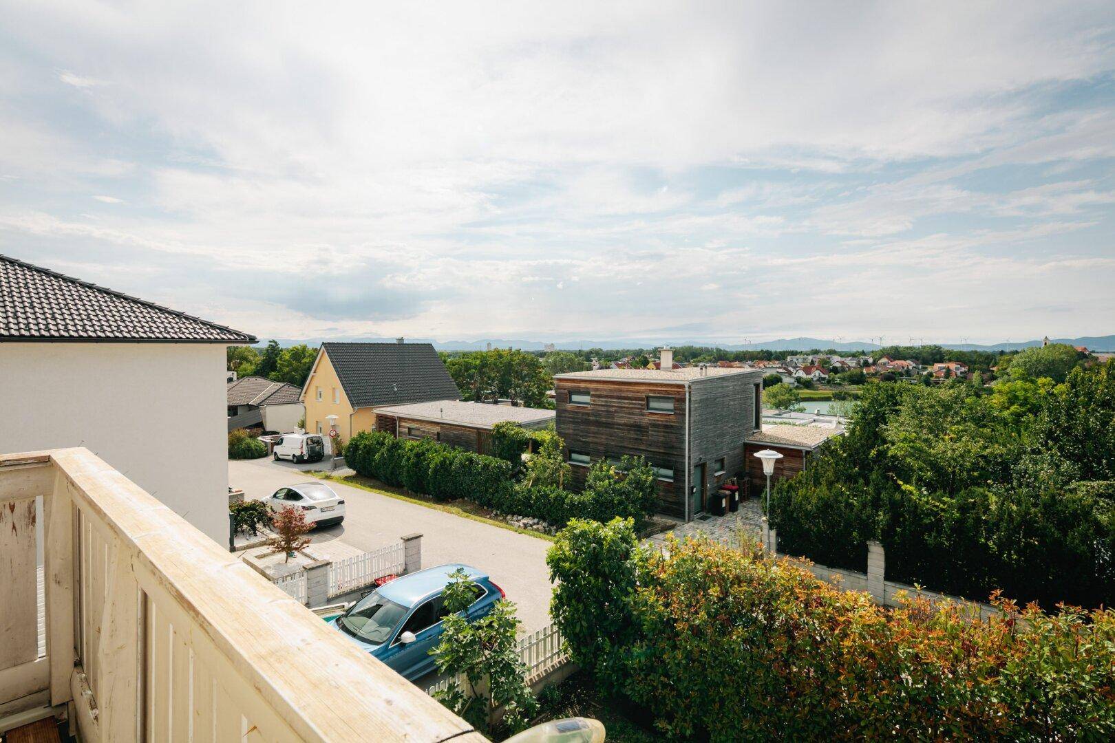 Balkon mit Blick zum Badesee