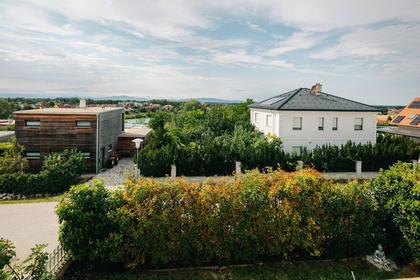 Balkon mit Blick zum Badesee