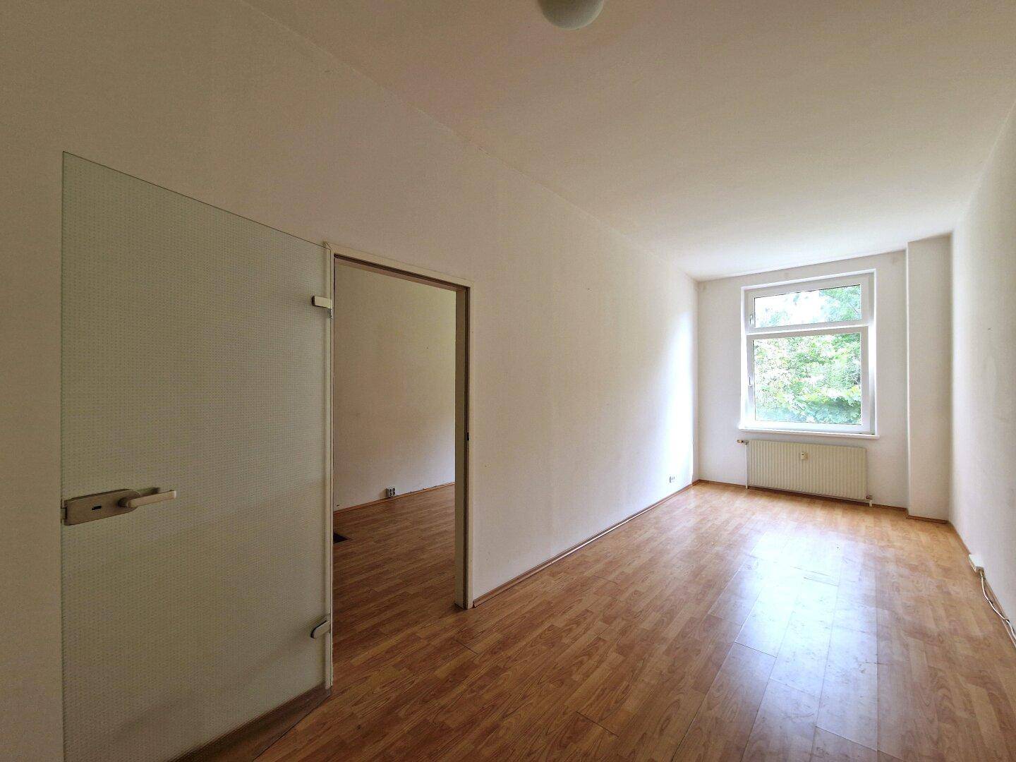 erstes Zimmer (innenhofseitig)