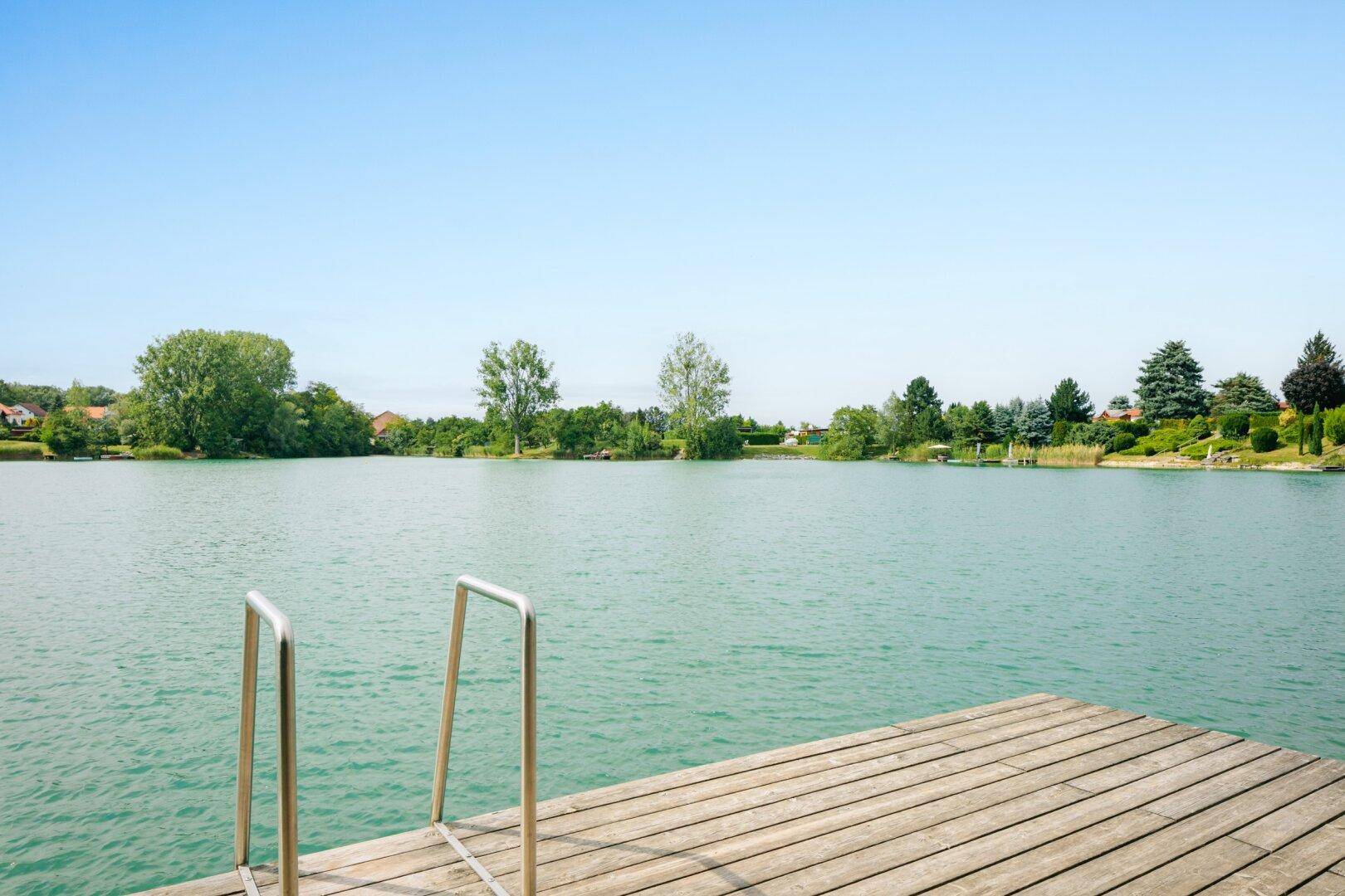 Urlaubsfeeling inklusive! Modernes Einfamilienhaus mit Balkon, Terrasse und Garten in Gated Community mit idyllischem Badesee - Mehr