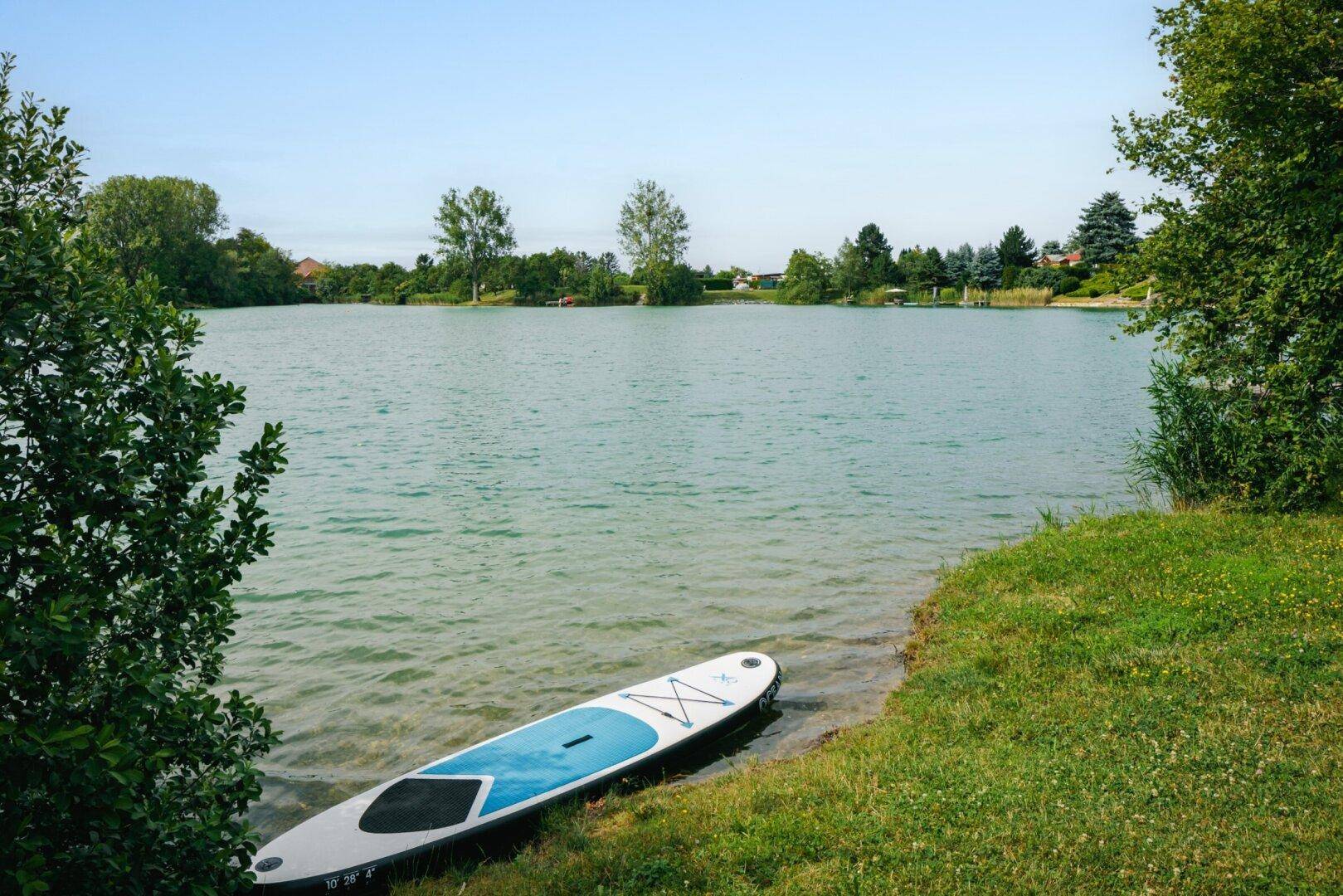 Urlaubsfeeling inklusive! Modernes Einfamilienhaus mit Balkon, Terrasse und Garten in Gated Community mit idyllischem Badesee - Ansicht 5