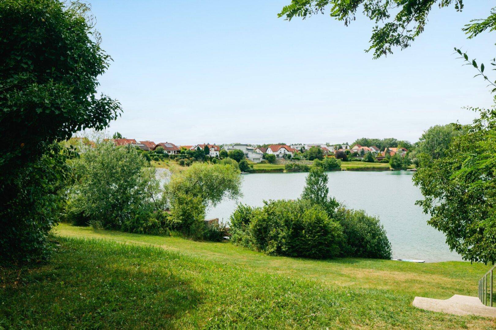 Urlaubsfeeling inklusive! Modernes Einfamilienhaus mit Balkon, Terrasse und Garten in Gated Community mit idyllischem Badesee - Ansicht 4