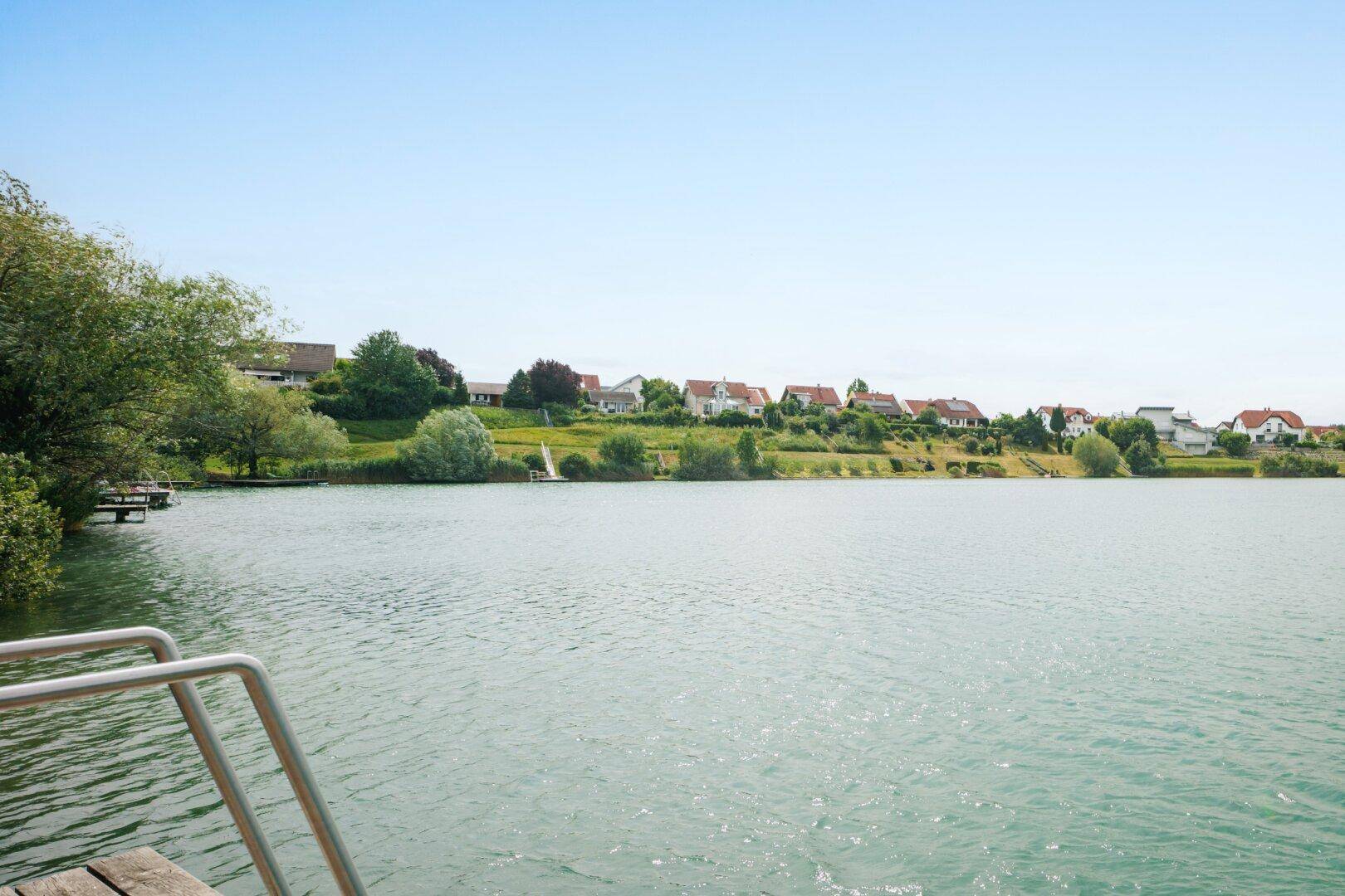 Urlaubsfeeling inklusive! Modernes Einfamilienhaus mit Balkon, Terrasse und Garten in Gated Community mit idyllischem Badesee - Ansicht 6