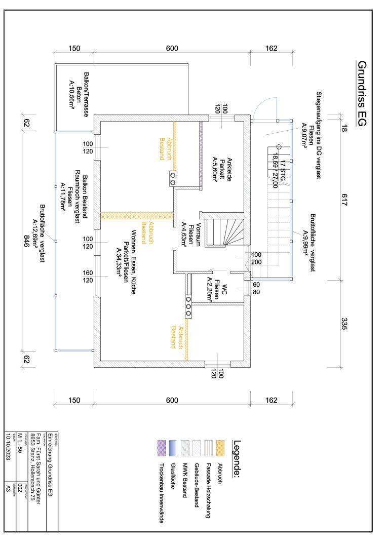 Grundriss des Erdgeschosses mit offenem Wohn-, Ess- und Küchenbereich sowie Balkon und Terrasse.