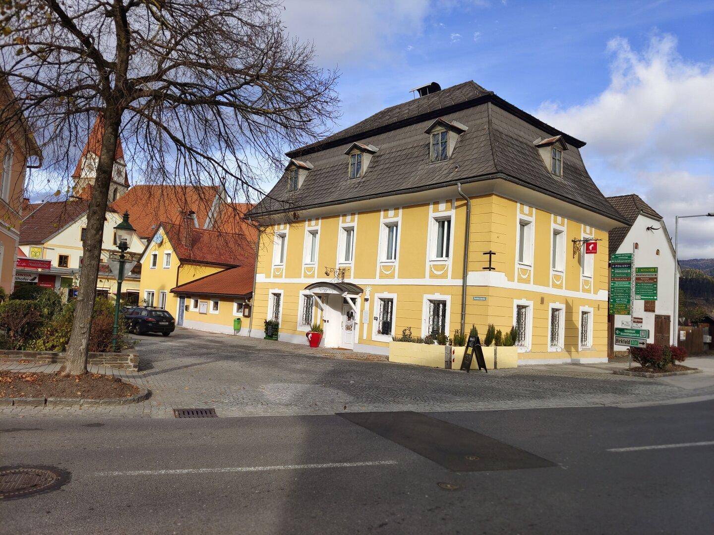 Cafe mit Wohnhaus