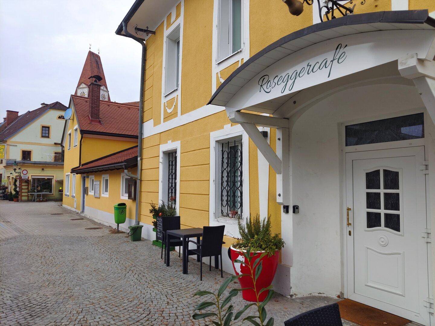 Eingangsbereich Cafe mit Carport und Wohnhaus