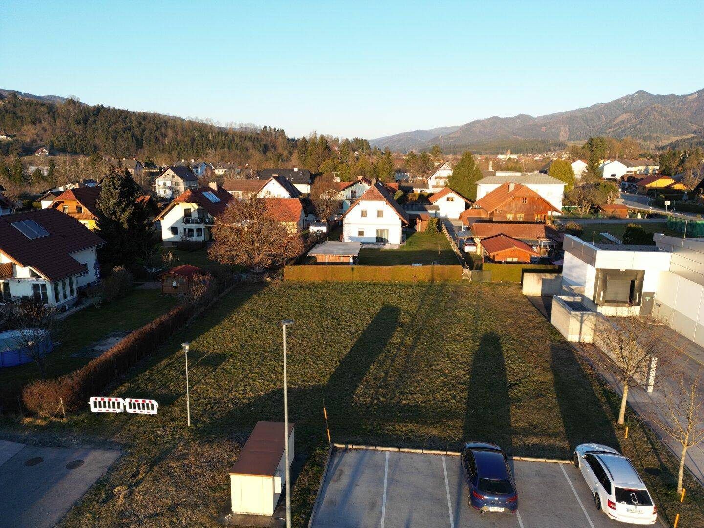 Übersicht des Baugrundstücks aus der Vogelperspektive, eingebettet in eine ländliche Wohnsiedlung.