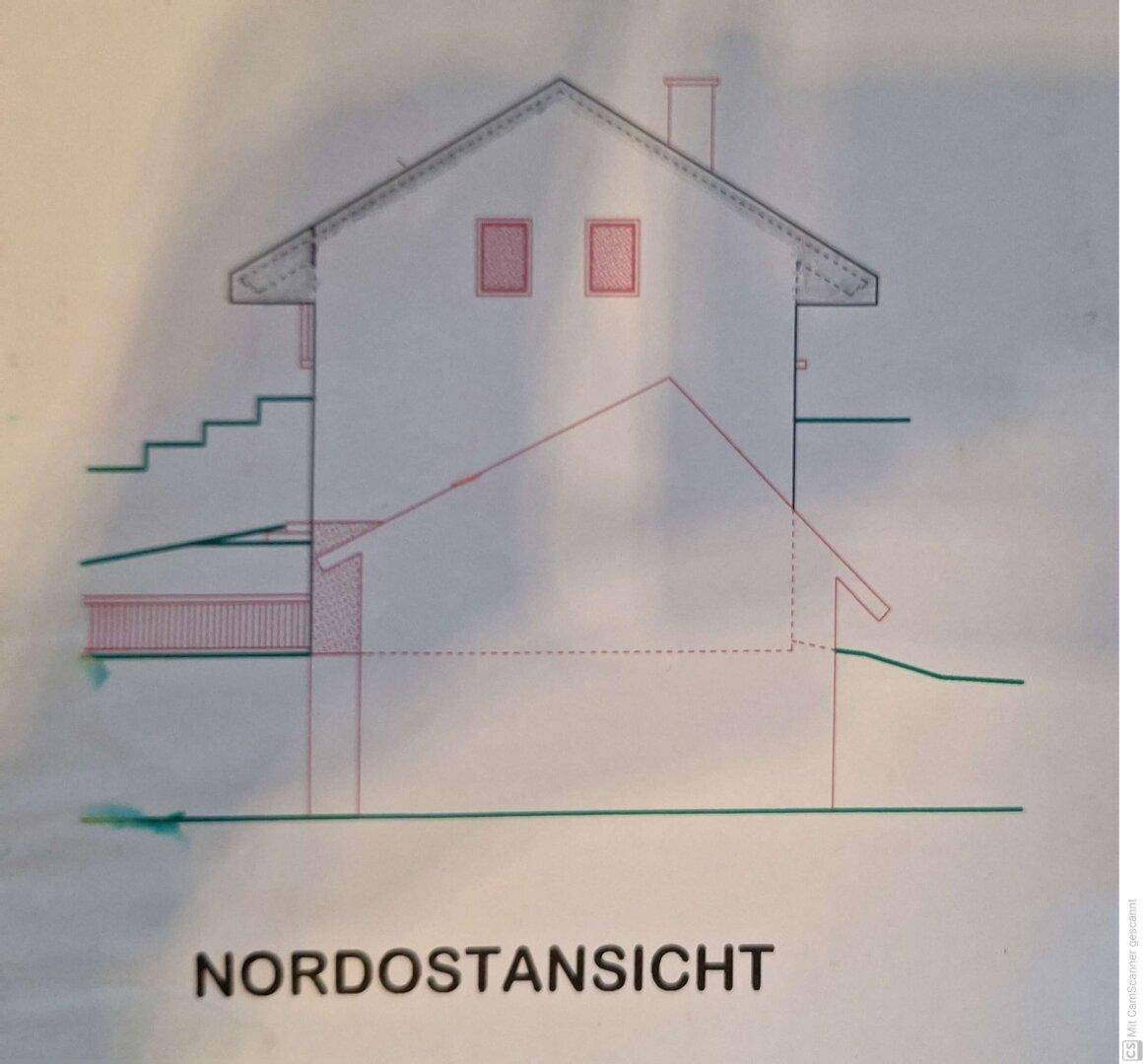 Nordostansicht des Hauses mit Giebeldach und Balkon.