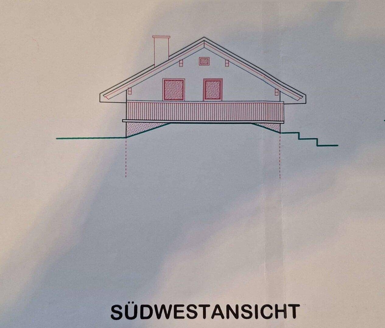 Südwestansicht des Hauses mit Giebeldach und Balkon.