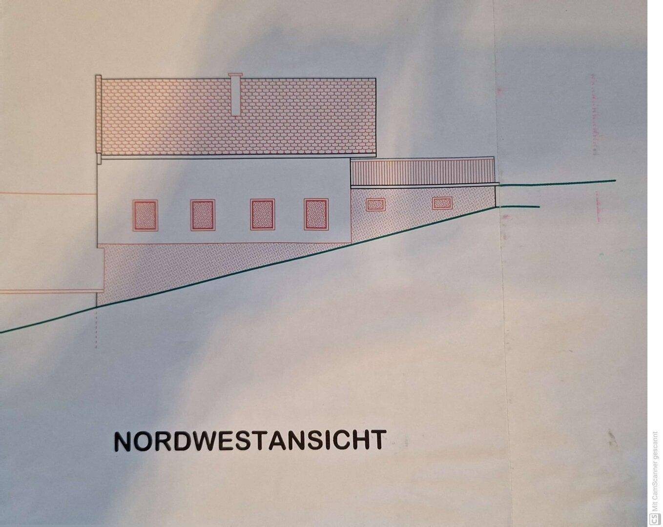 Nordwestansicht des Hauses mit Giebeldach und Fenstern.