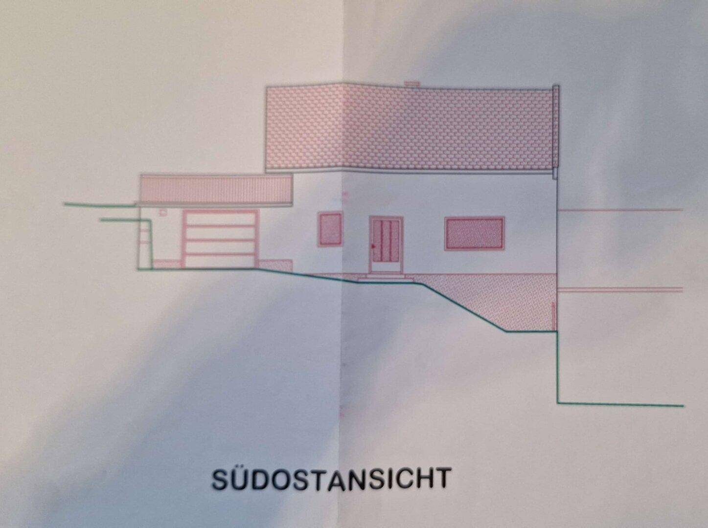 Südostansicht des Hauses mit Garage und Eingangsbereich.