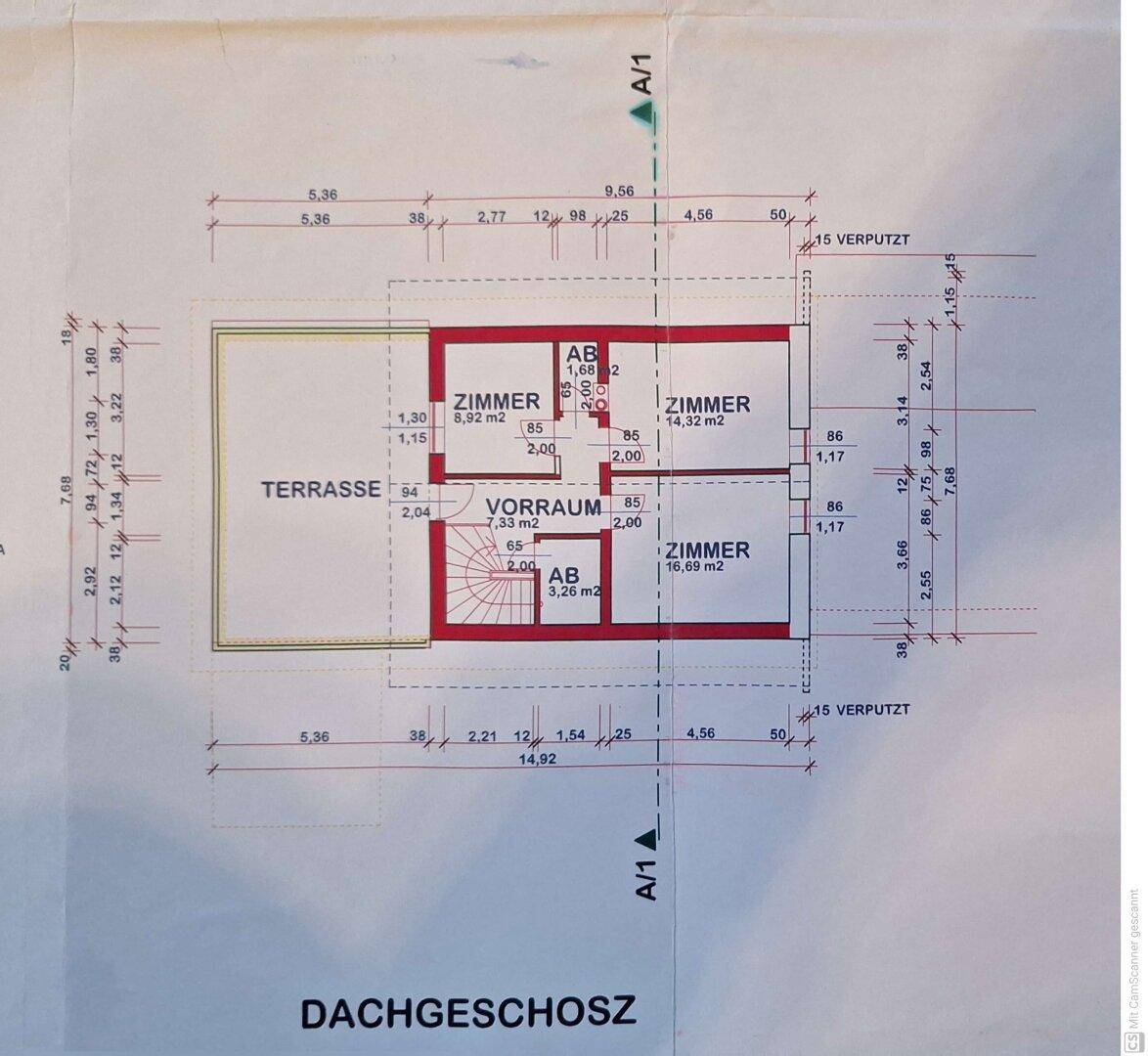 Grundriss des Dachgeschosses mit drei Zimmern, Vorraum und Terrasse.