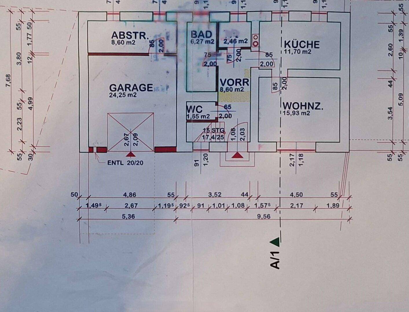 Grundriss des Erdgeschosses mit Garage, Bad, WC, Küche und Wohnzimmer.