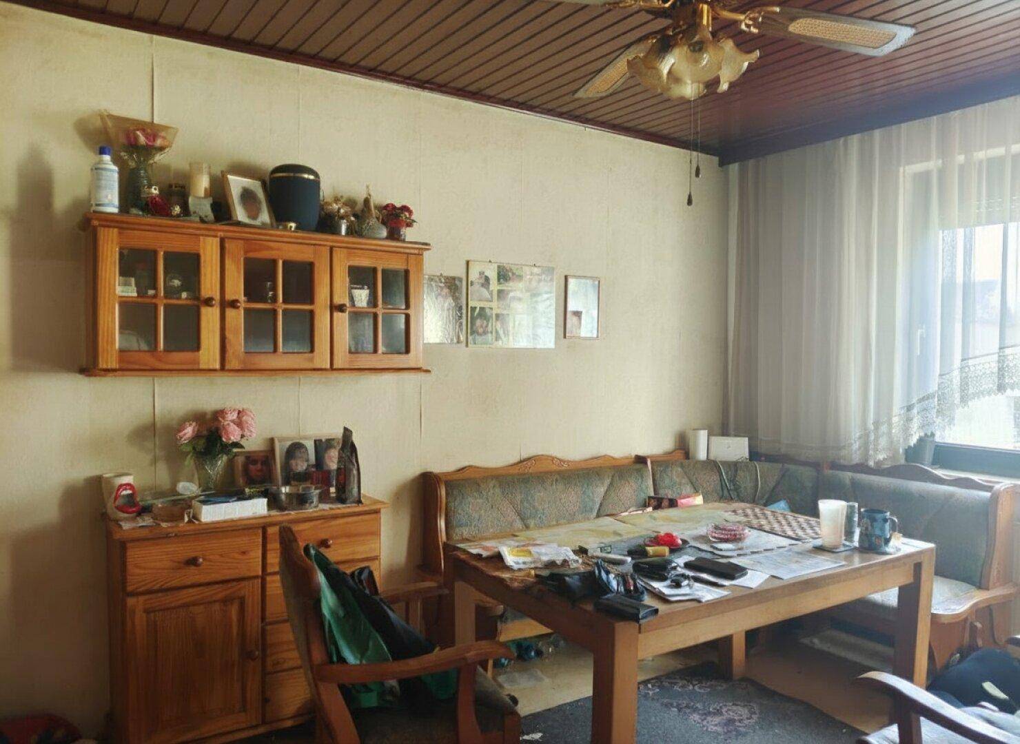 Gemütlicher Essbereich mit großem Holztisch, Eckbank und Holzdecke in traditionellem Stil.