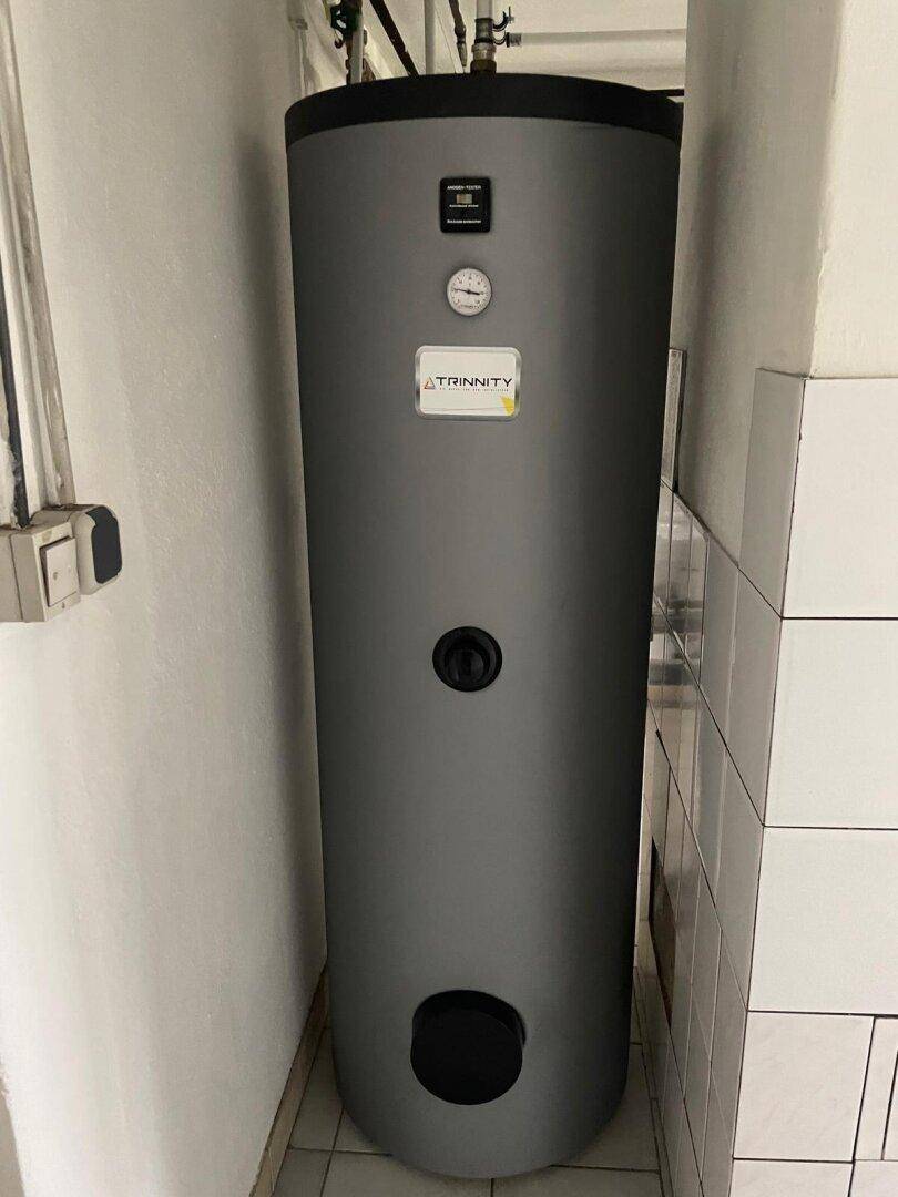 Großer Warmwasserspeicher 'Trinnity' in einem Technikraum, sorgt für warmes Wasser.