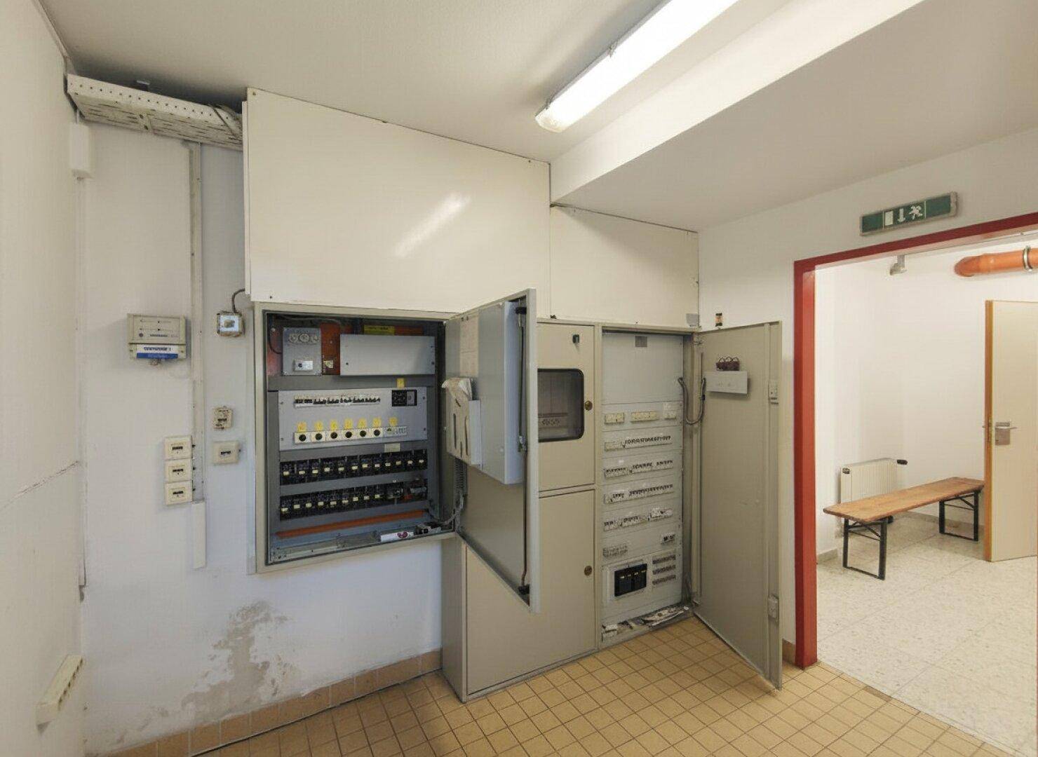 Technikraum mit mehreren Schaltschränken und elektrischen Installationen.