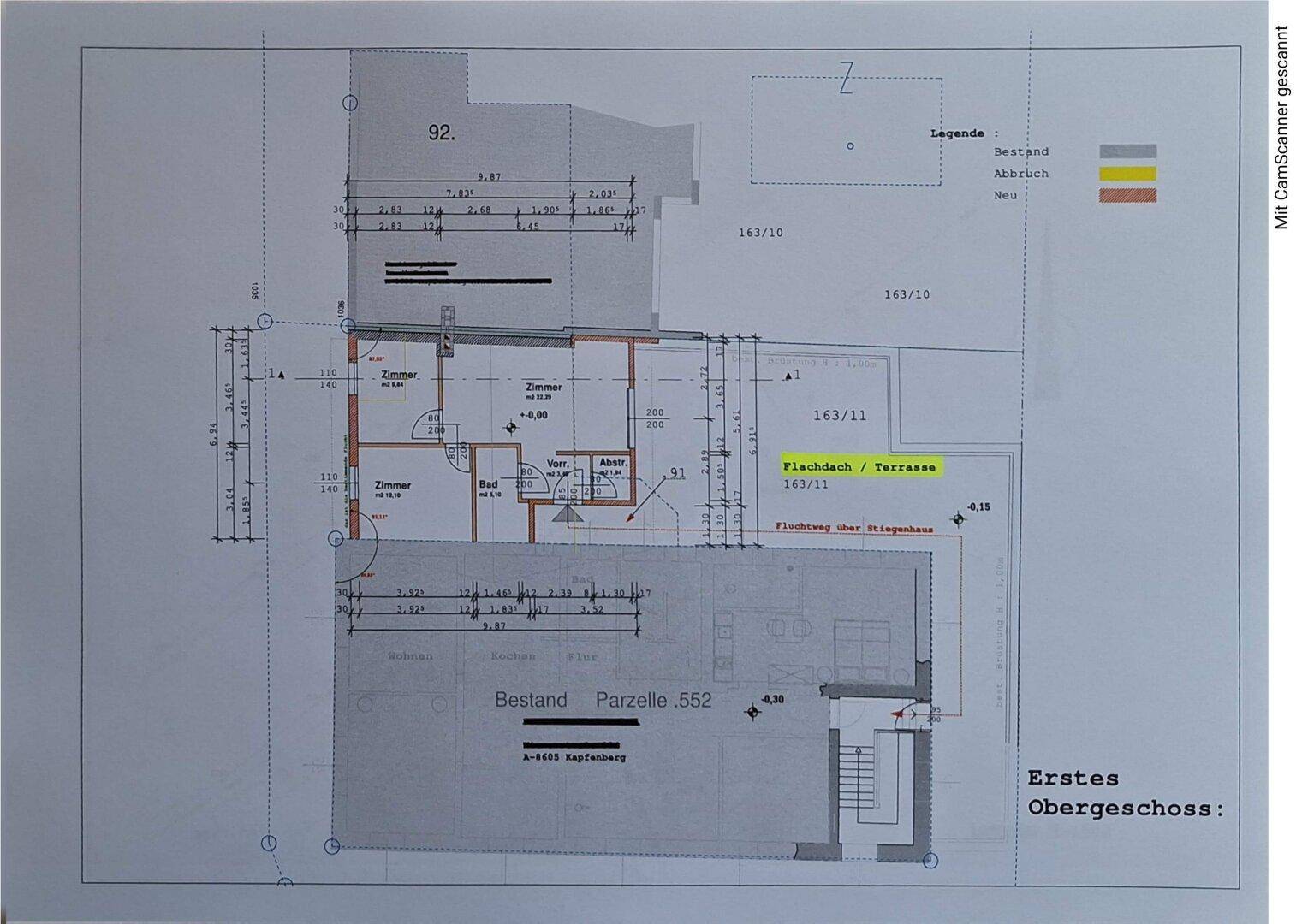 Grundriss des ersten Obergeschosses mit Bestand, Neubau und Flachdach/Terrasse.