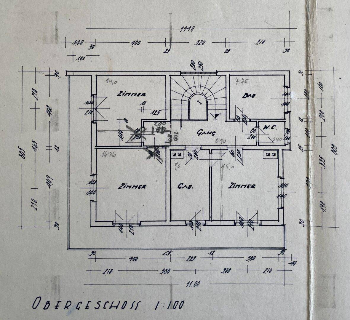 Grundriss des Obergeschosses mit Schlafzimmern, Bad, separatem WC und Balkonzugang.
