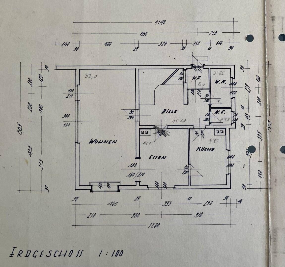 Grundriss des Erdgeschosses mit offenem Wohn- und Essbereich, Küche und WC.