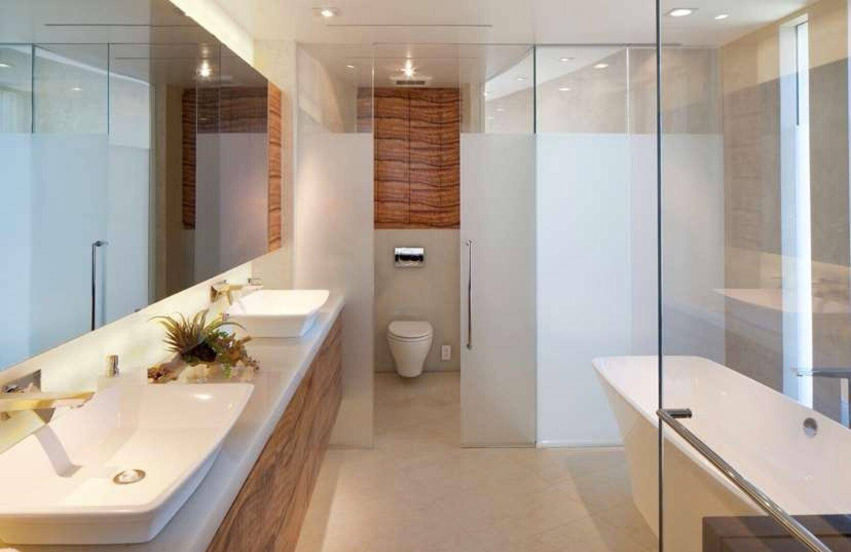 Modernes Badezimmer mit Doppelwaschbecken, freistehender Badewanne und begehbarer Dusche.