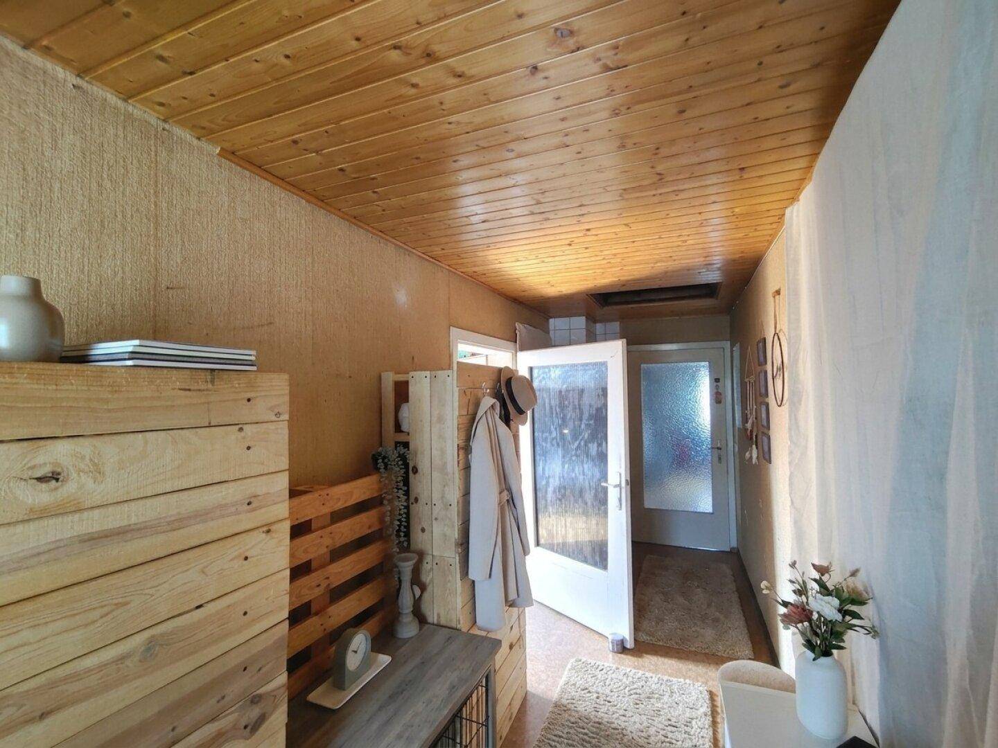 Heller Flur oder Eingangsbereich mit Holzverkleidung und einer freundlichen, modernen Farbgestaltung.