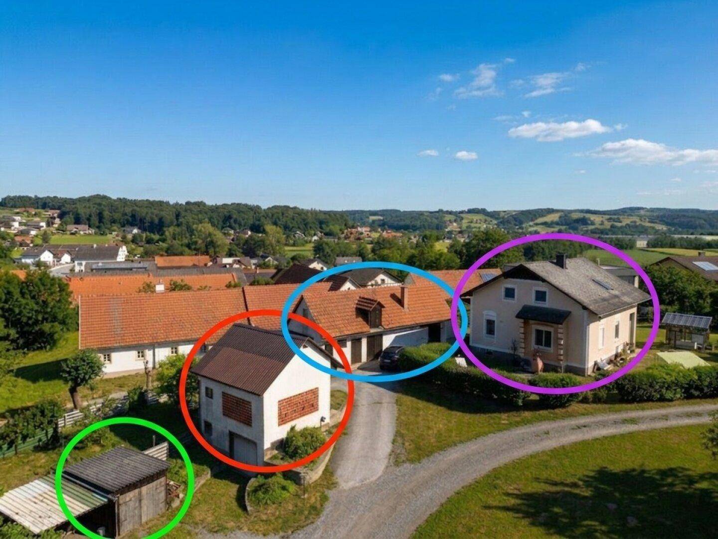 Luftaufnahme eines ländlichen Anwesens mit farbigen Markierungen der verschiedenen Gebäude und Schuppen.