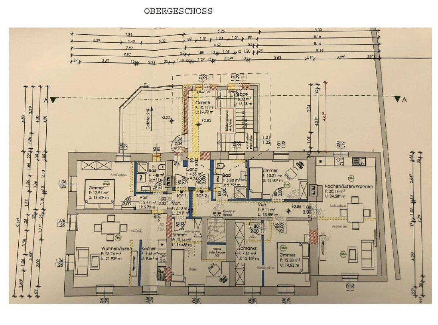 Grundriss des Obergeschosses mit mehreren Zimmern, Bädern und Wohnbereichen.