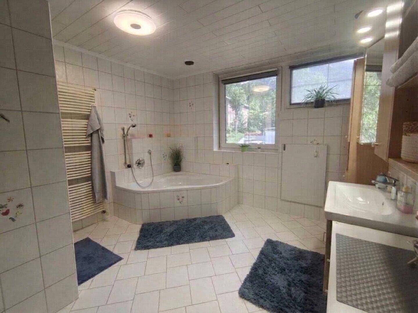 Bad mit Wanne / Dusche EG