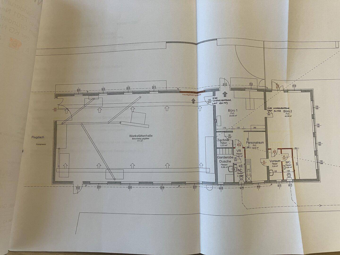 Detaillierter Grundriss eines Gebäudeteils mit Werkstatthalle, Büros und Sanitärbereichen.