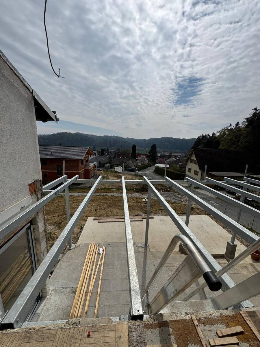 Blick von der Baustelle auf die umliegende Wohngegend und die unfertige Terrassenkonstruktion.