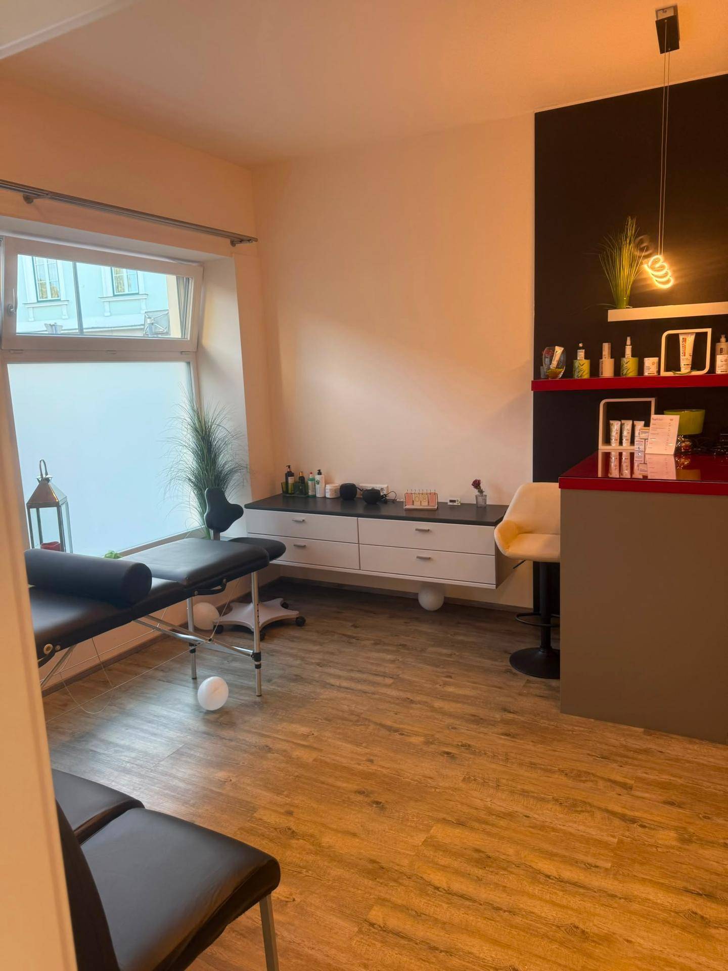 Gewerbefläche mit Theke, Regalen und Laminatboden, geeignet für verschiedene Geschäftszwecke.