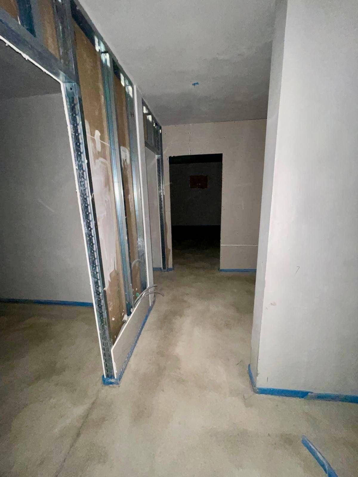 Flurbereich im Rohbau mit Metallständerwerk für Trockenbauwände und Estrichboden.